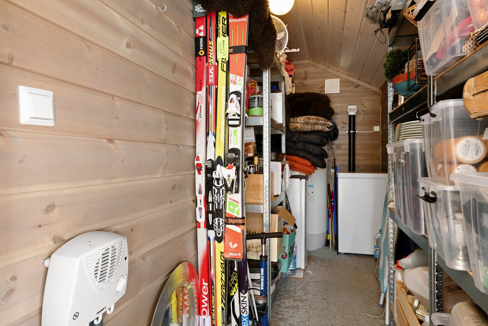 Utvendig bod med god plass til oppbevaring. Galleribilde