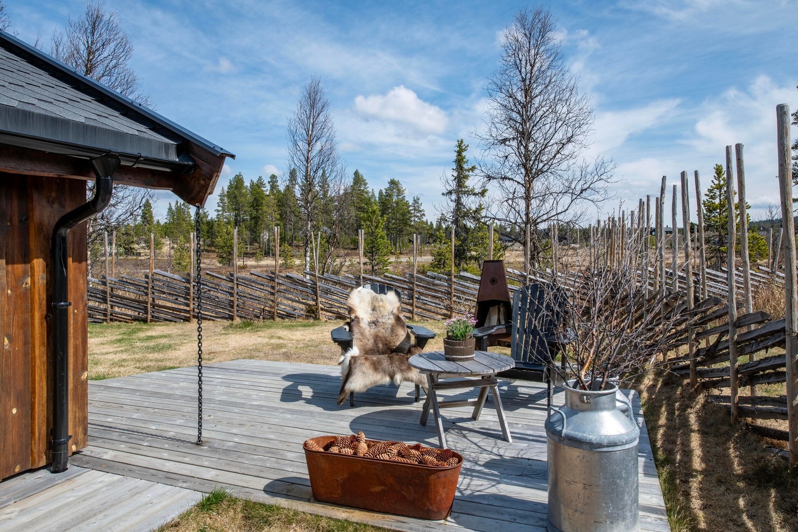 Utepeis og privat platting bak hytta mot naturområde. Galleribilde
