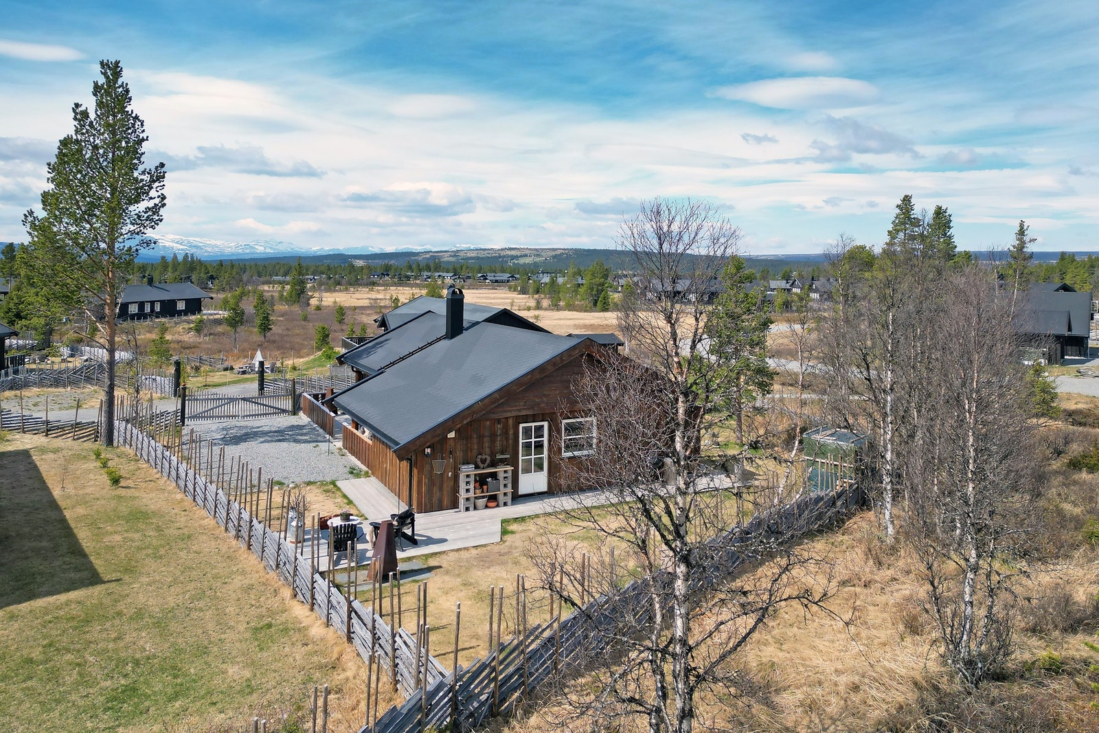 Hytta ligger fint til, på en endetomt med utsikt rett mot Skogshorn. Galleribilde