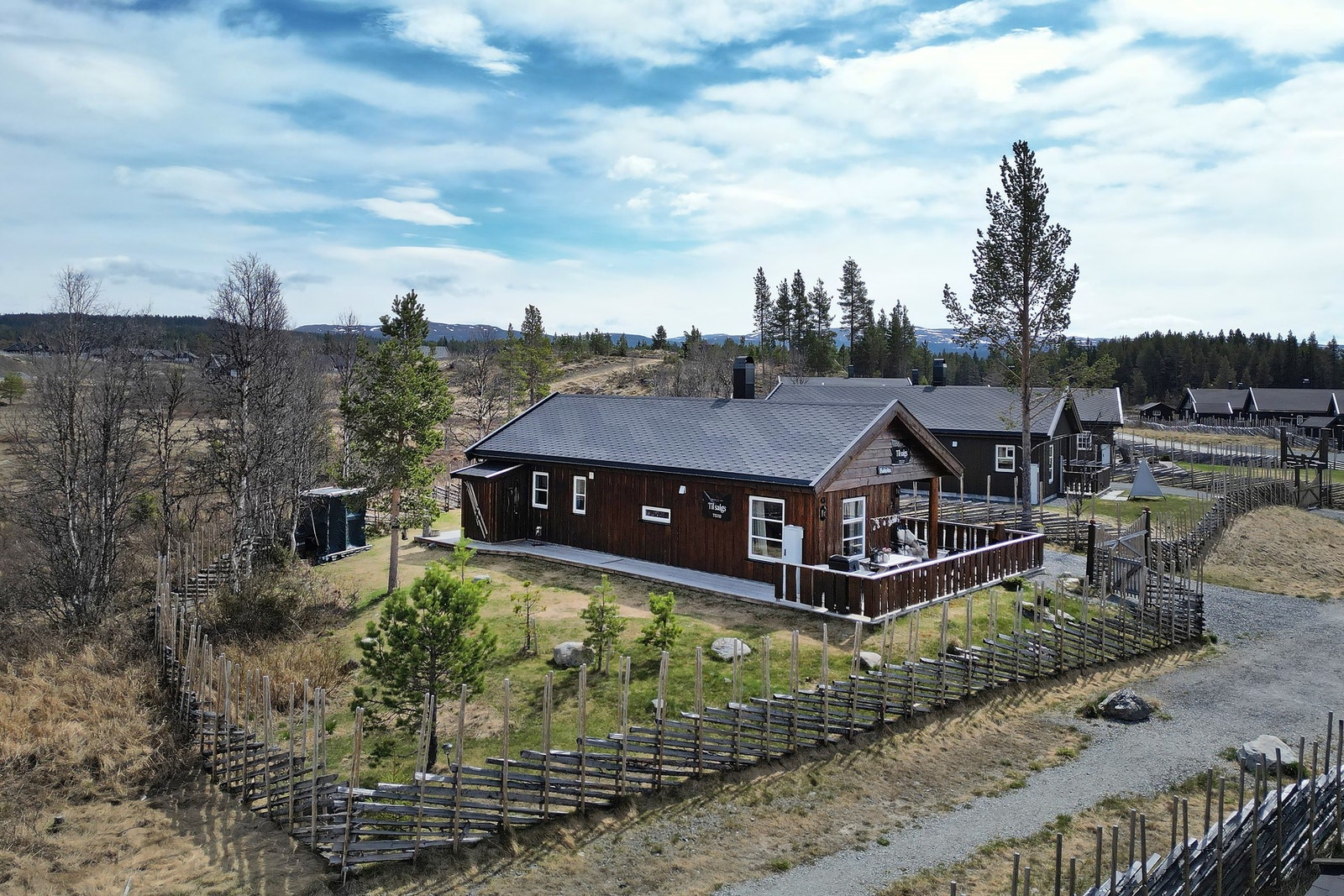 Velkommen til en unik hytte i smørøyet på Sanderstølen. Galleribilde