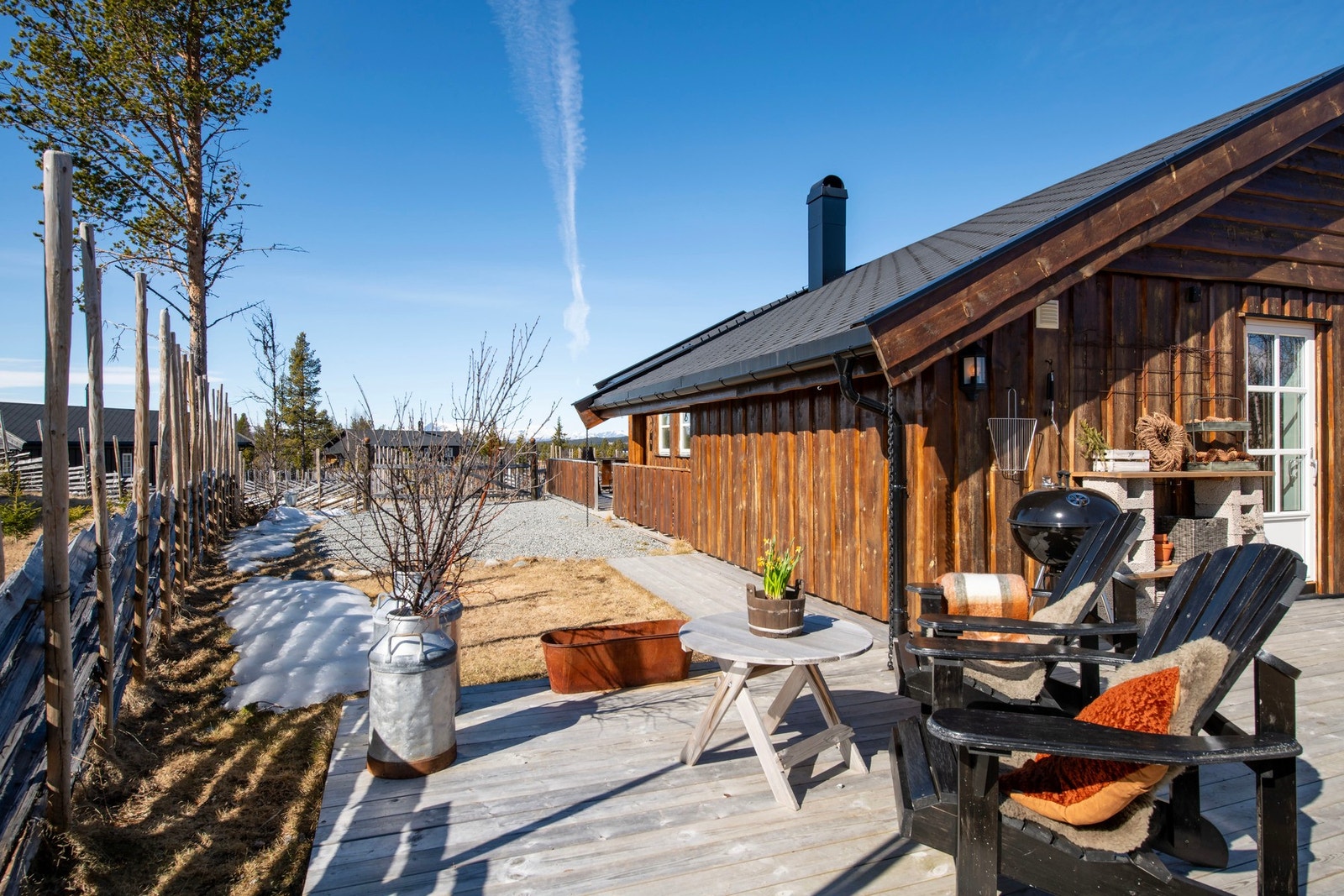 Nyt dagen med grilling bak hytta. Galleribilde