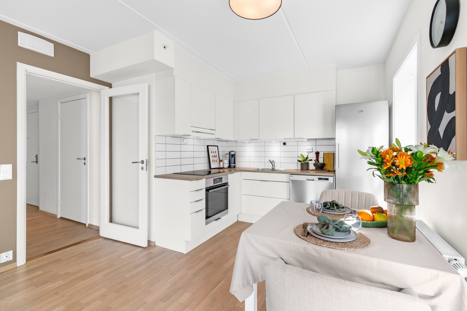 Stikkontakt for kaffemaskin og lignende, samt belysning under høyskapene. Galleribilde