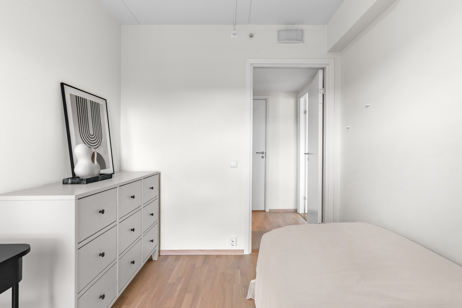 Her kan møbleres med seng, skrivebord, kommode/garderobeskap og eventuelt noen vegghengte hyller for bøker og leker. Galleribilde