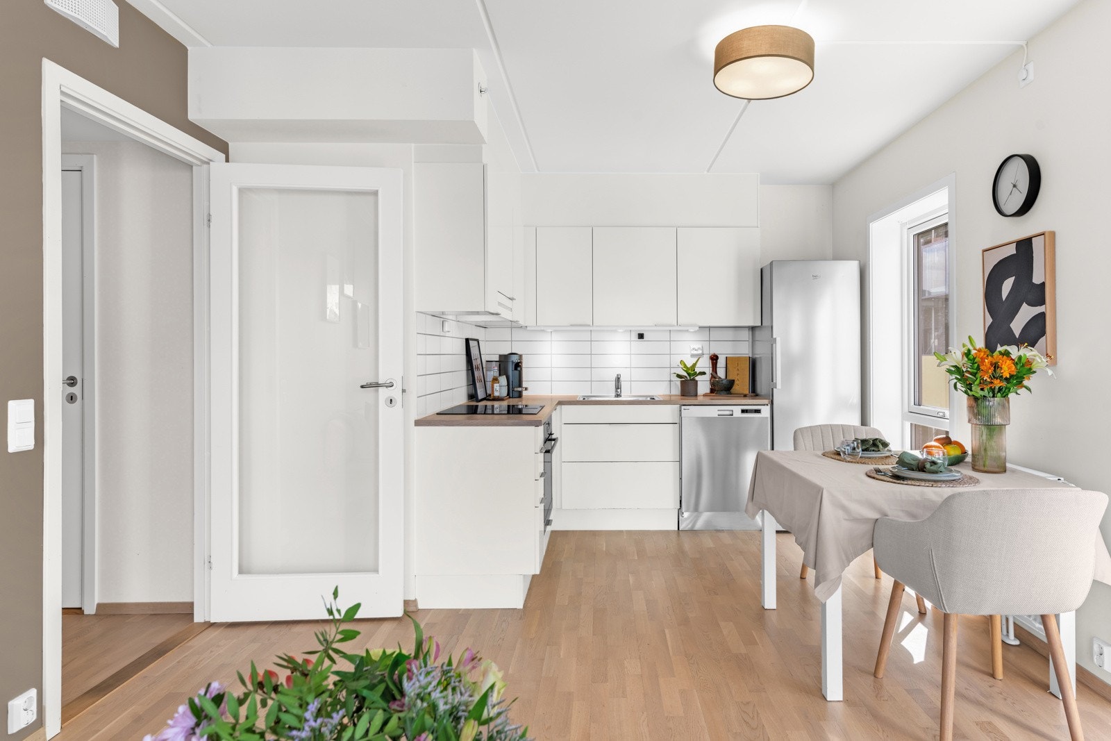 Benkeplate av laminat og hvite glatte skapfronter. Galleribilde