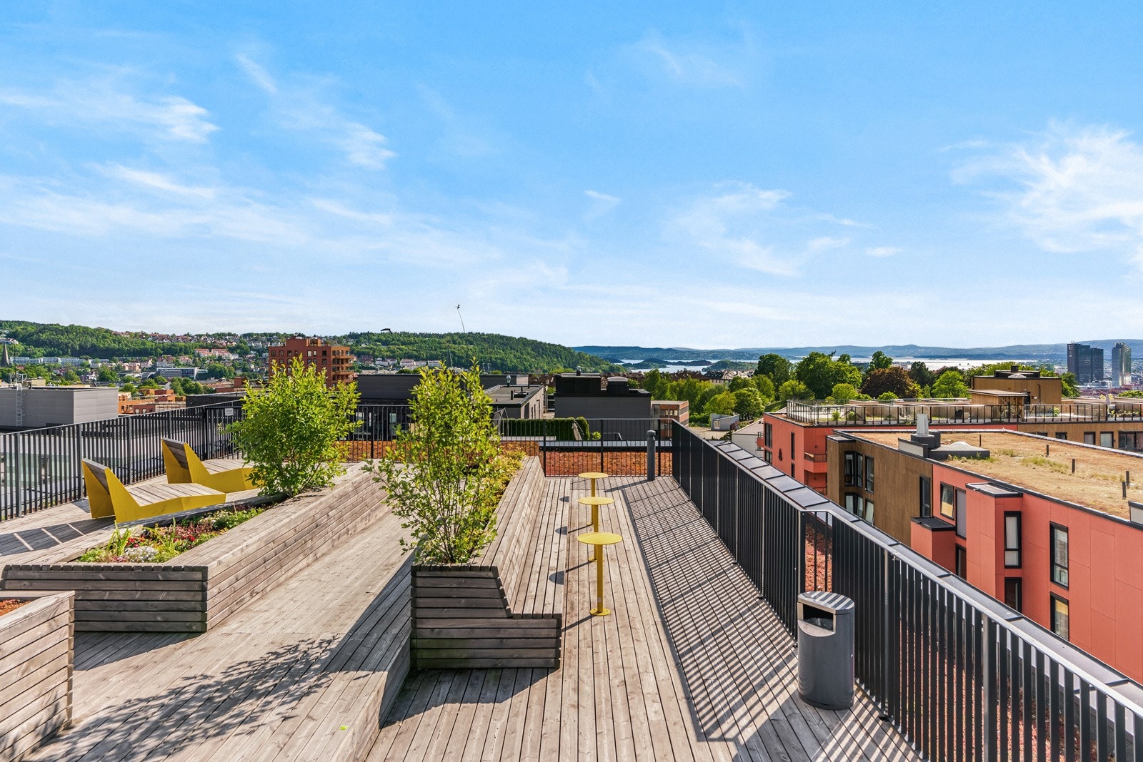 Felles takterrasse for beboerne. Takterrassen har fantastisk utsikt over store deler av Oslo. Galleribilde