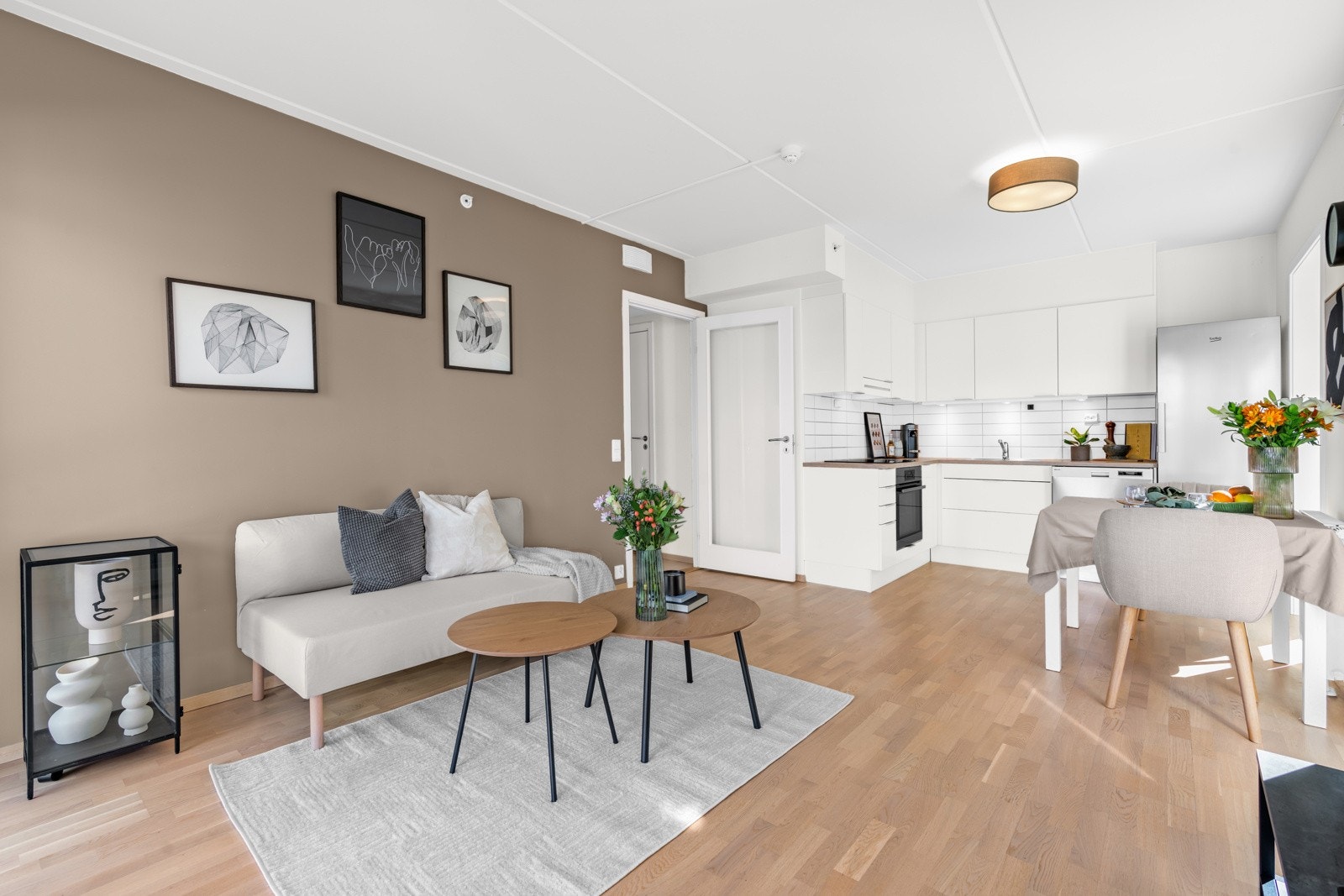Leiligheten har både balansert ventilasjon og er oppvarmet med vannbåren varme til radiatorer. Galleribilde