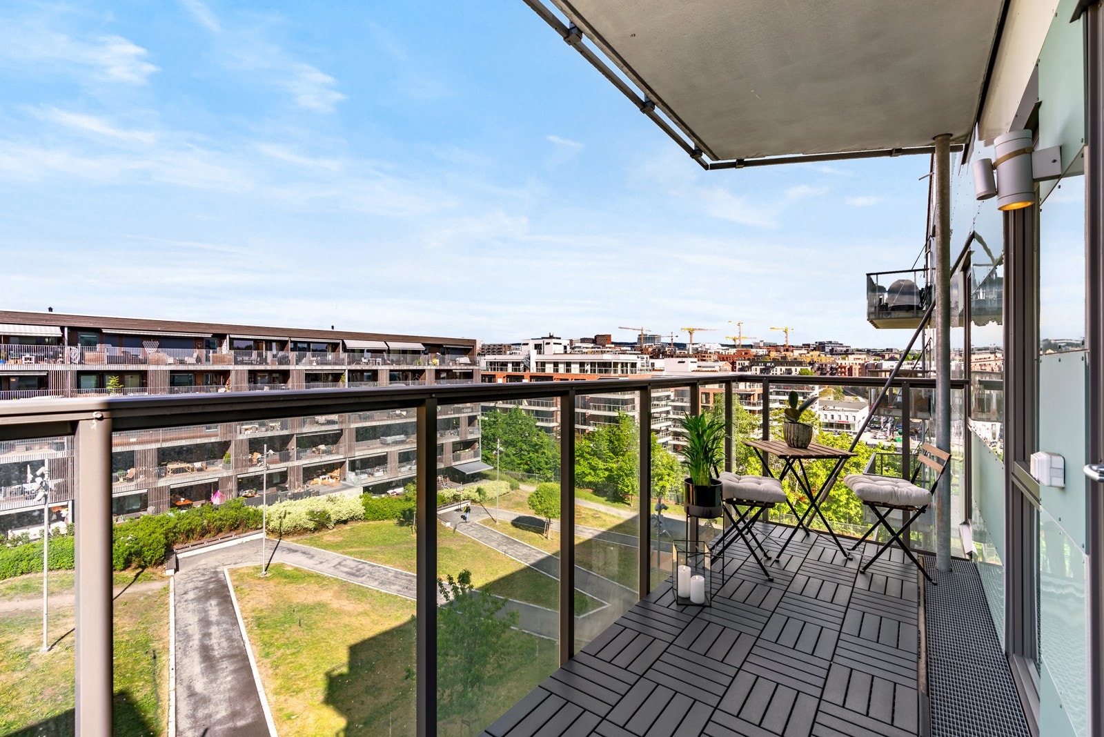 Tiltalende og populær 3-roms hjørneleilighet fra 2019 | 5.etg & balkong | Garasjeplass | Heis og felles takterrasse Galleribilde