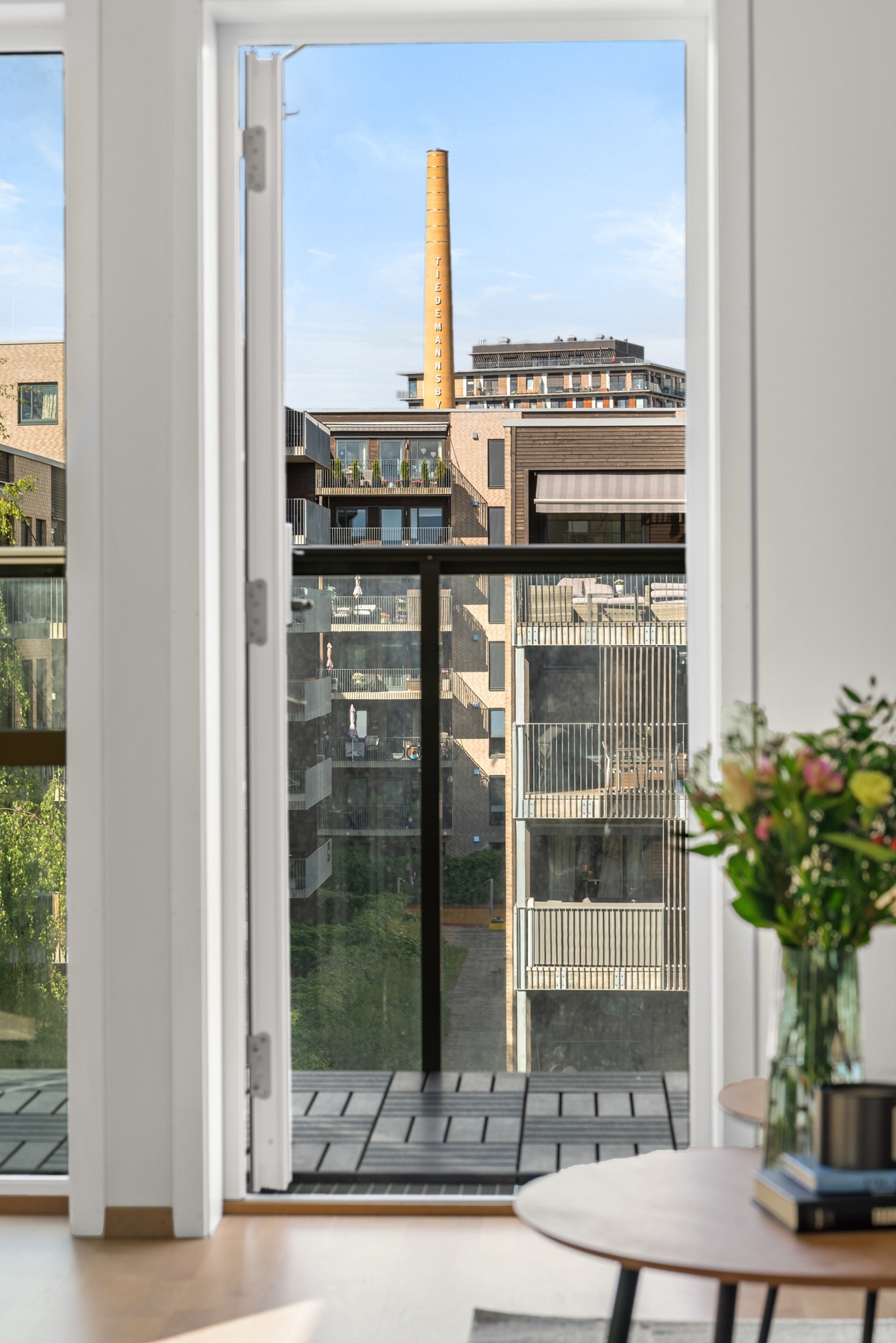 Fra stuen har du utsikt til den kjente pipen i Tiedemannsparken. Galleribilde