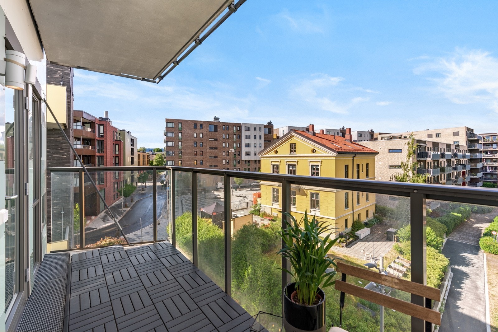 Balkongen kan møbleren med en sittegruppe, grill og eventuelt noen lykter og potteplanter. Galleribilde