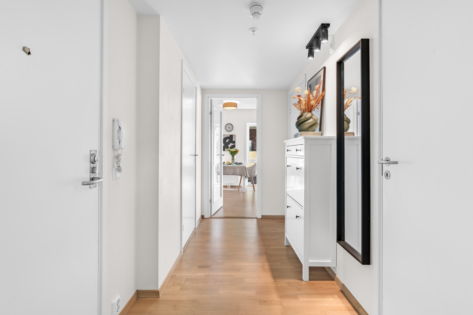 Innbyndende entrè der det finnes gode muligheter til å sette opp vegghengte knagger og hyller som skohylle Galleribilde