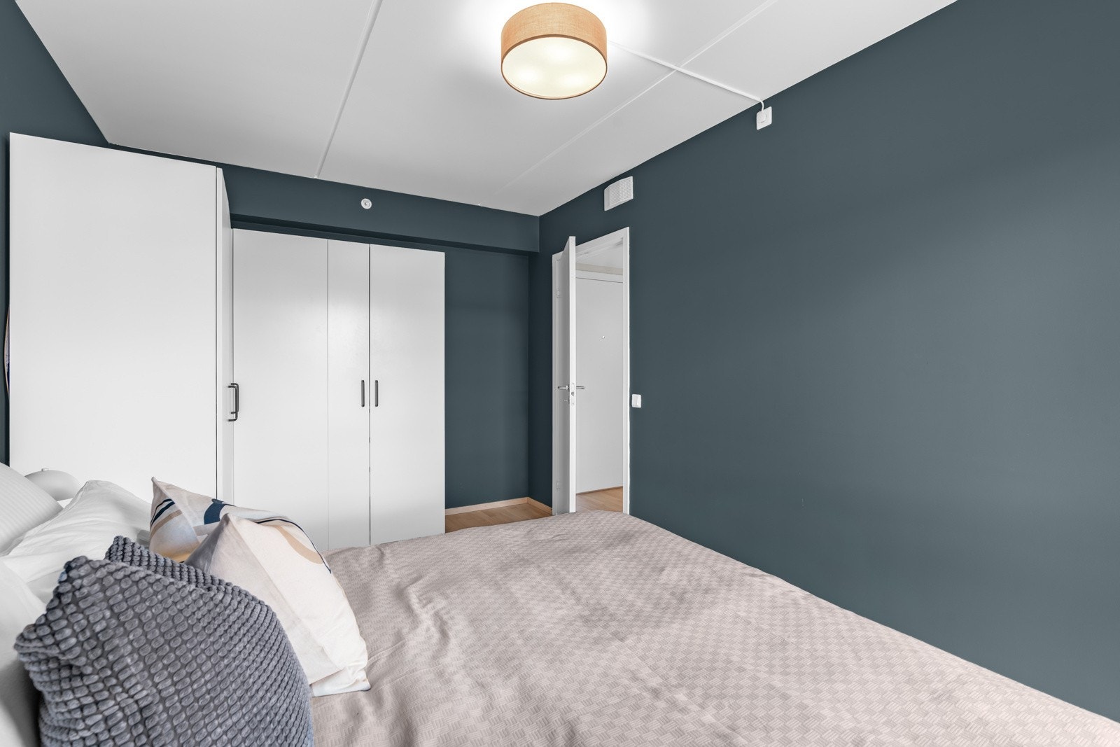 Det kan eventuelt settes inn skyvedørs garderobe som strekker seg helt opp til himlingen. Galleribilde