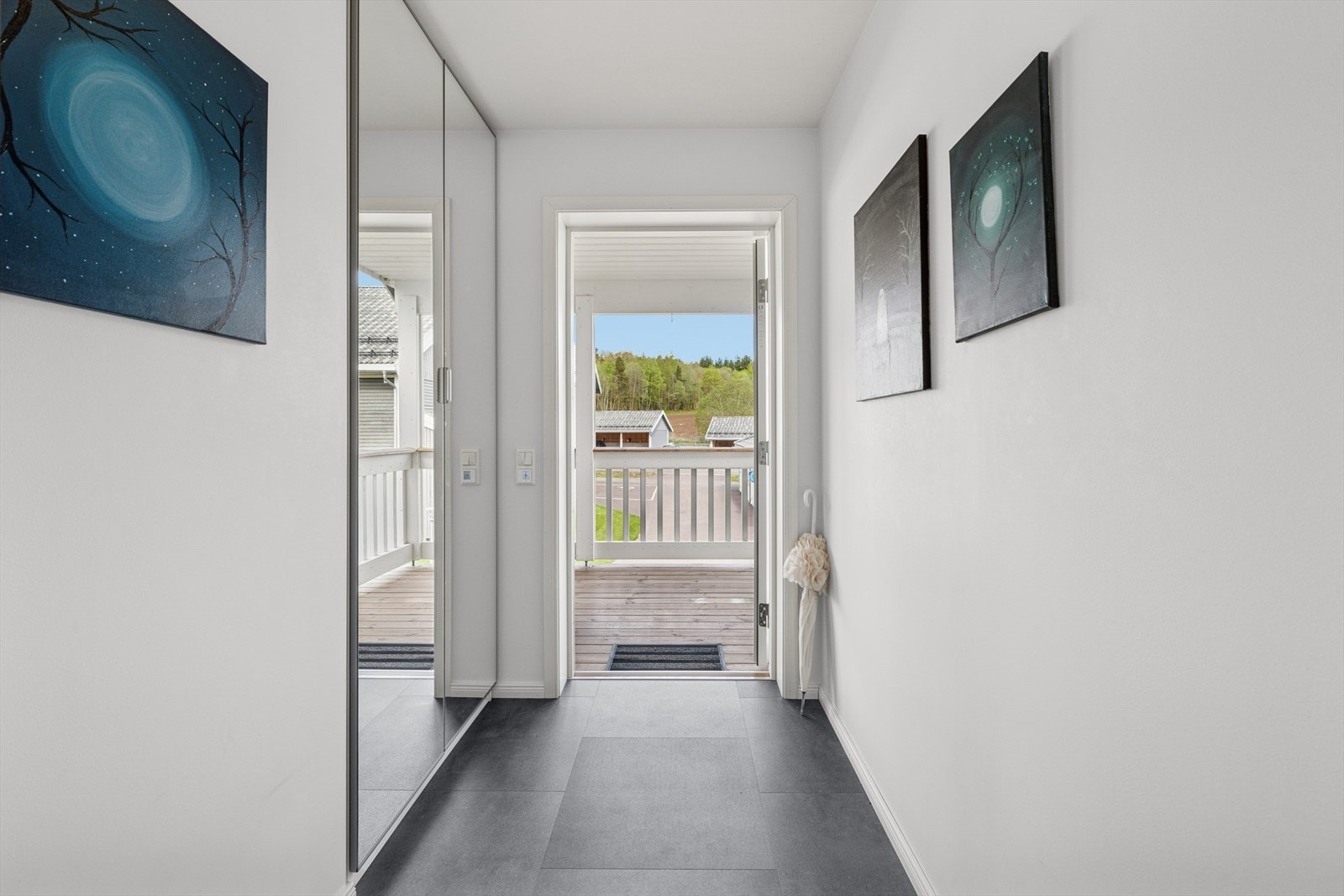 Vel innenfor inngangsdøren ønsker en romslig, moderne og lys entré deg velkommen inn. Rommet har en flott gjennomførelse med moderne materialvalg, lyse farger og behagelig gulvvarme. Galleribilde