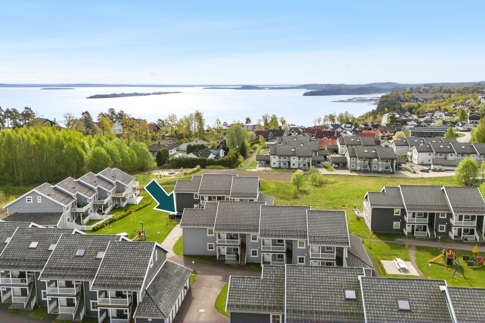 Leiligheten har en fin plassering i feltet. Kleivan er et meget sentralt boligområde med gangavstand til bussholdeplass og marka. Galleribilde