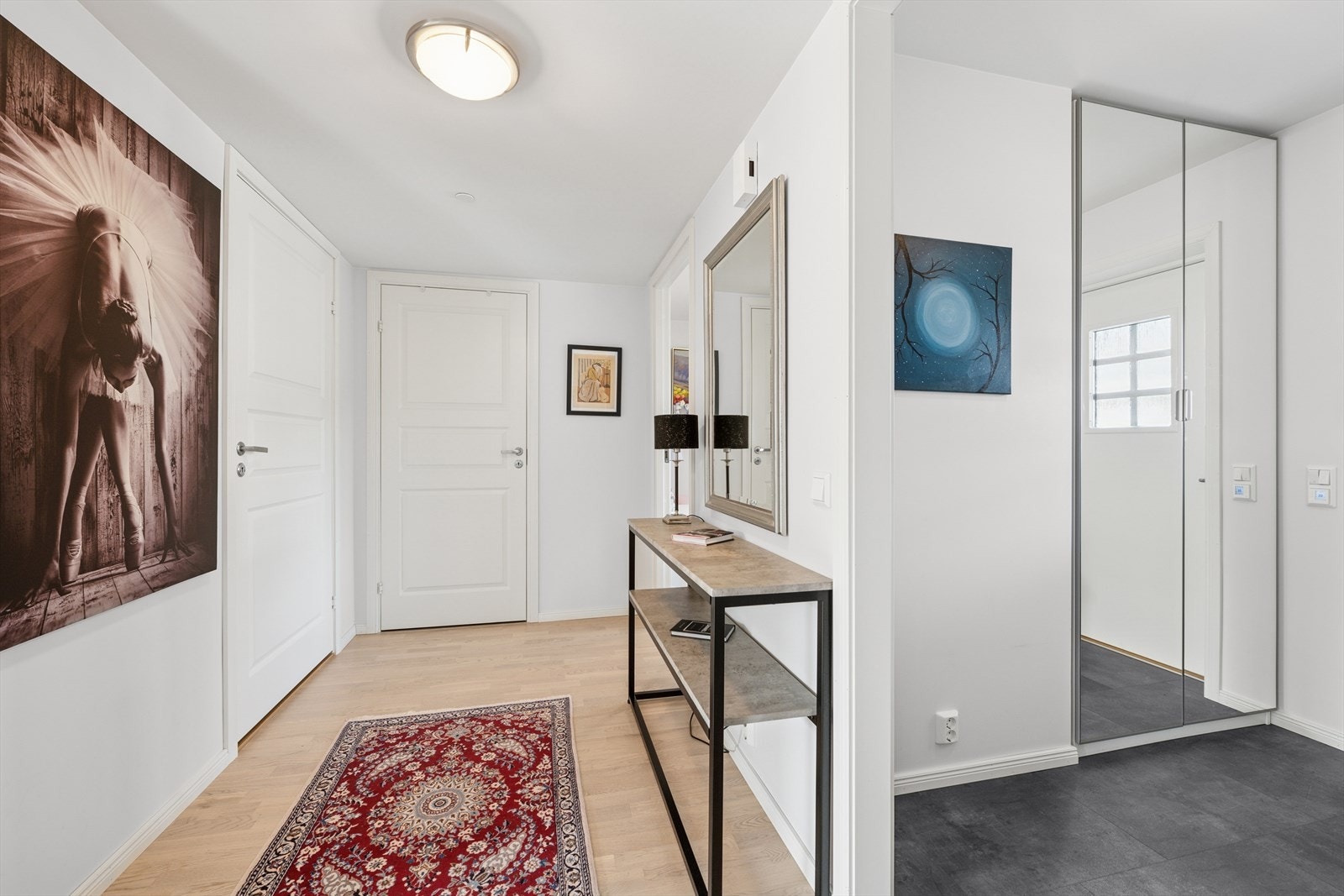 Det er montert fin garderobeløsning i entreen og videre adkomst til en gang. Galleribilde