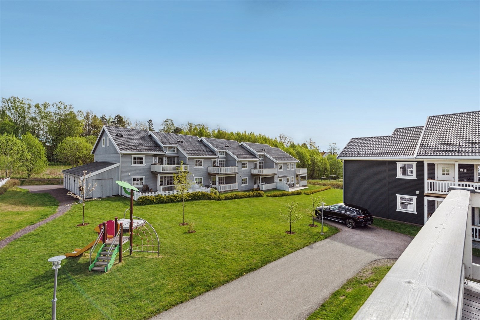 Det er fin utsikt mot fellesområdene fra balkongen. Galleribilde