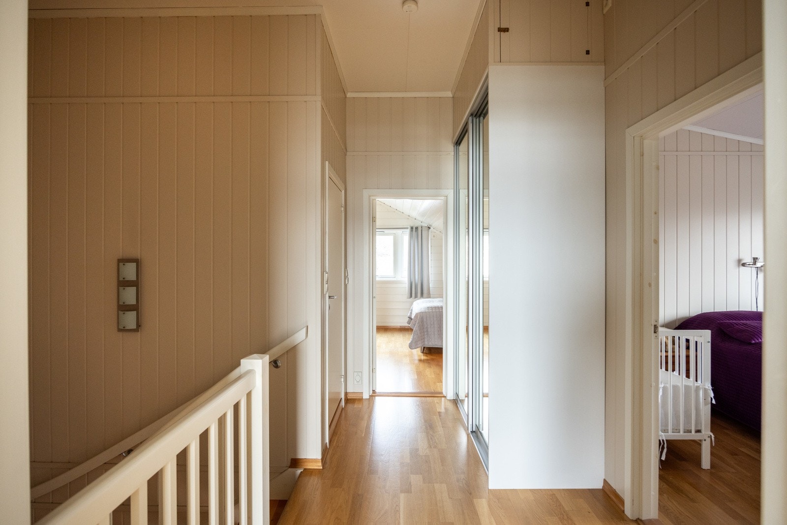 I 2. etasje finner du 3 rom av god størrelse, samt bad og 2 boder/kott. Galleribilde