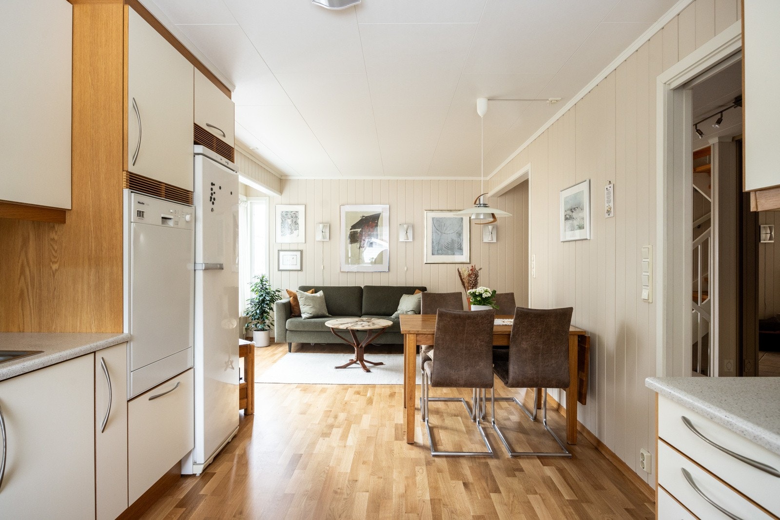 Som en forlengelse av kjøkkenet er en romslig spisestue. Galleribilde