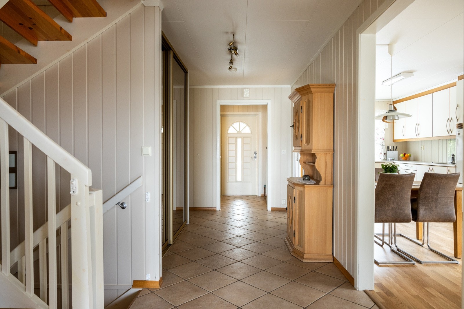 Gang med flislagt gulv med varmekabler. Trappeløp tar deg enkelt mellom etasjene. Galleribilde