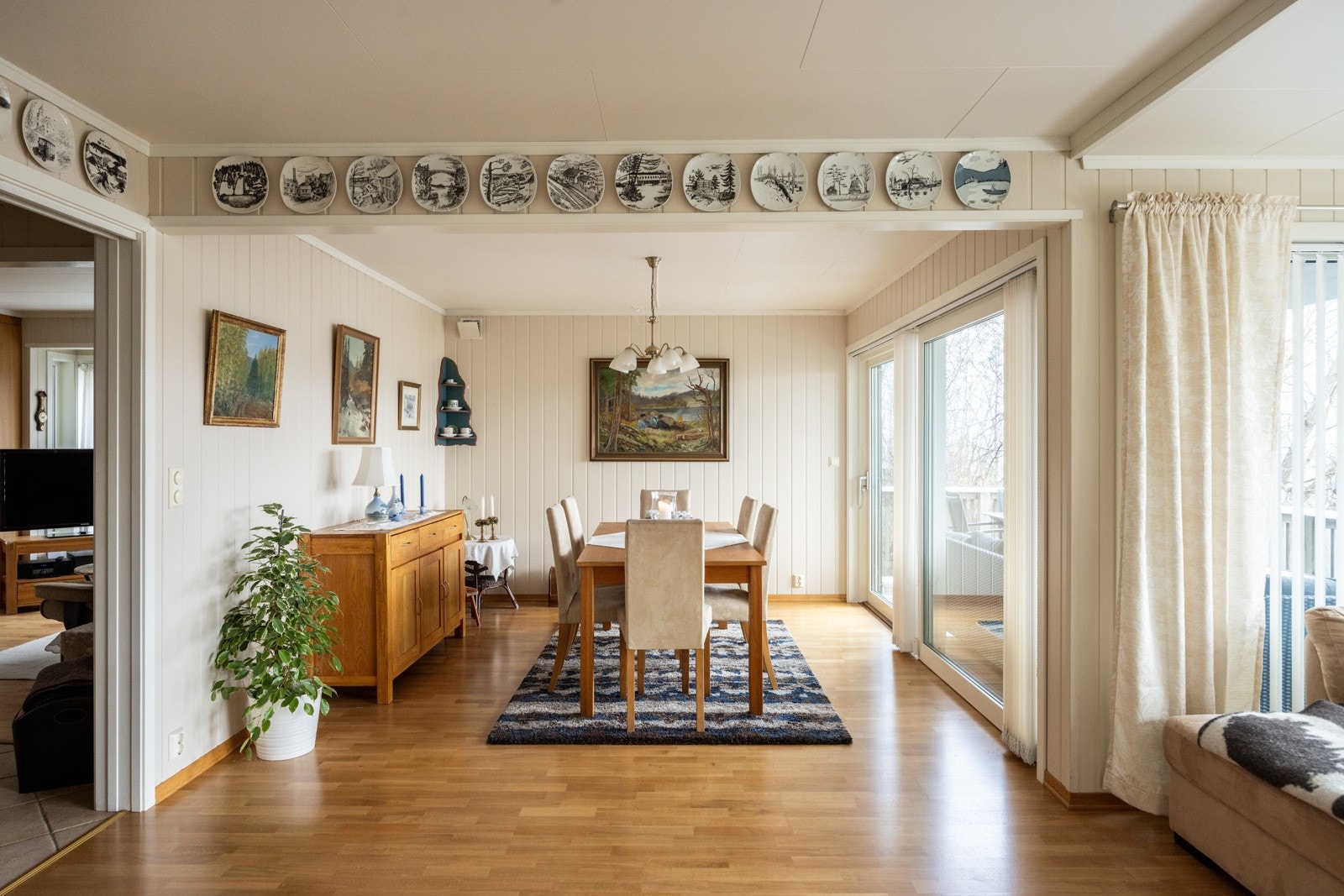 I stuen er det også plass til stor spisebordsgruppe. Galleribilde