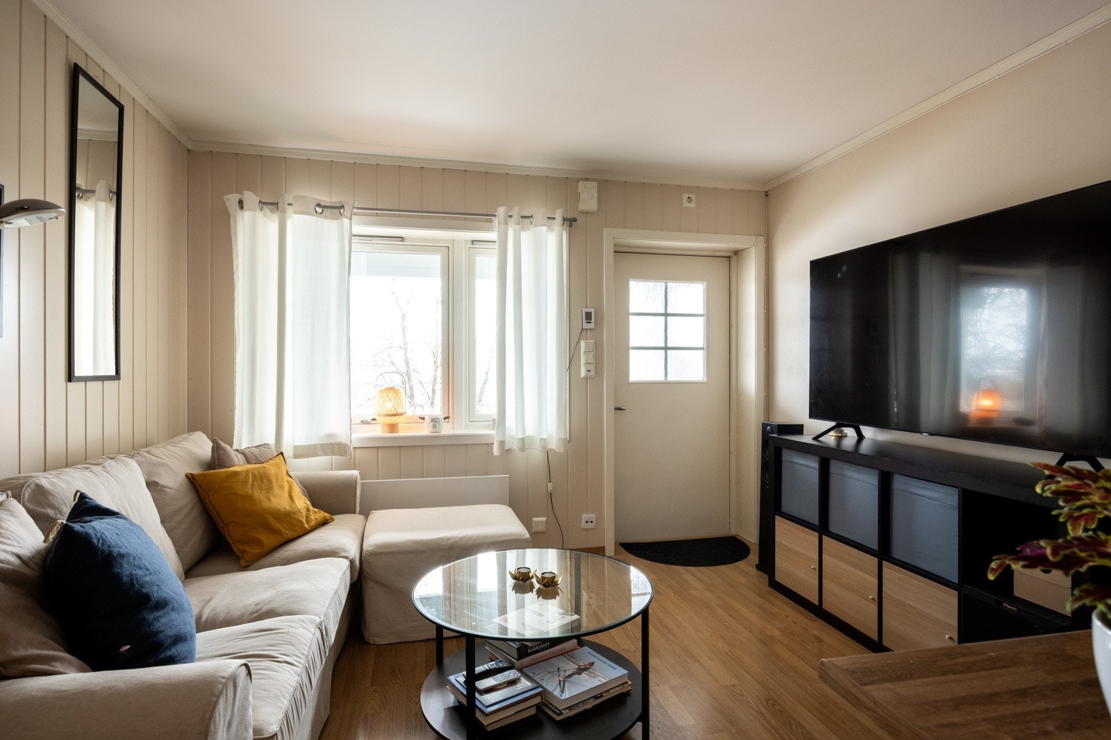 Koselig hybel med egen inngang og uteplass. Galleribilde