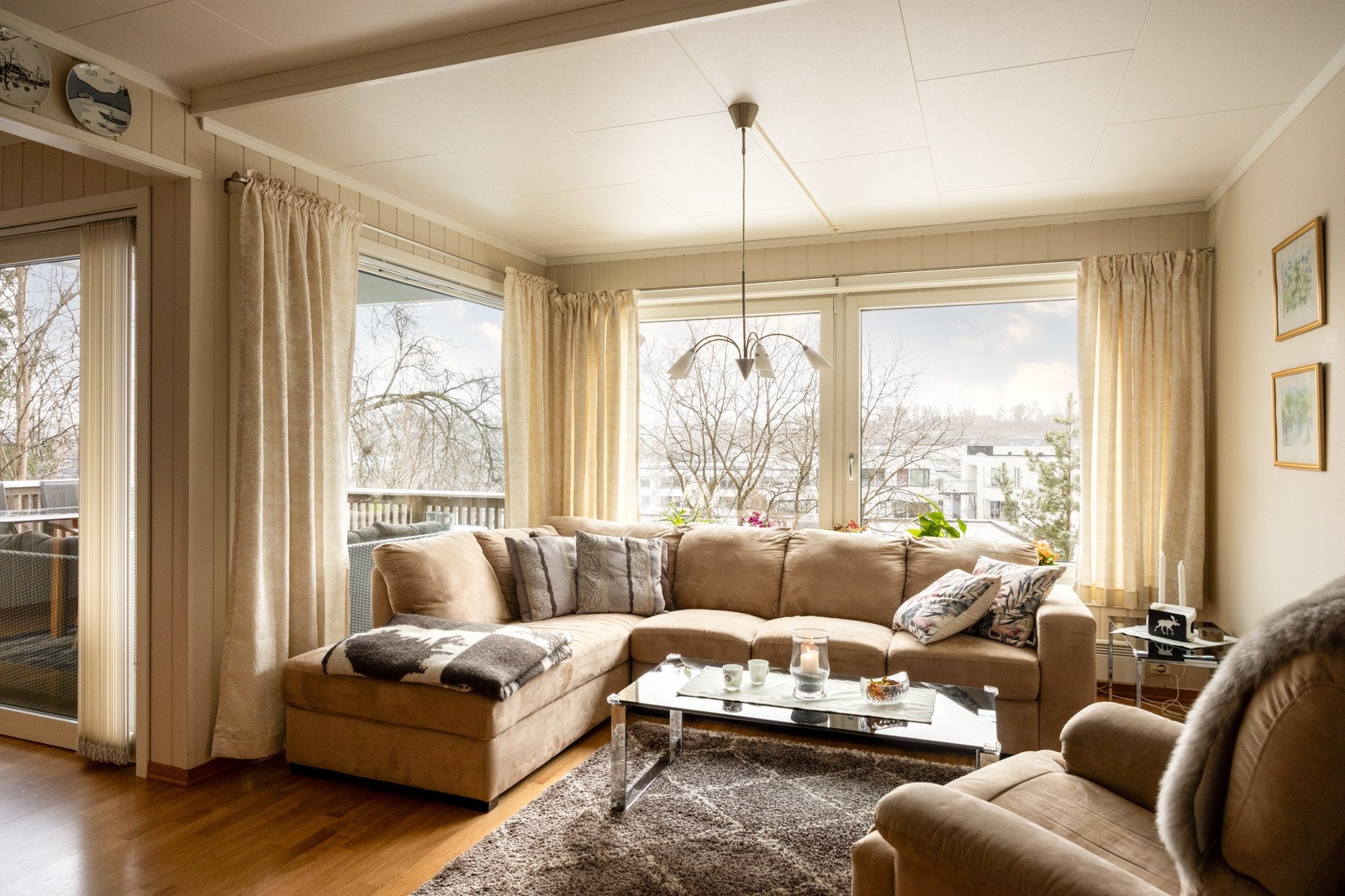 God plass til sofagruppe med tilhørende møblement. Galleribilde