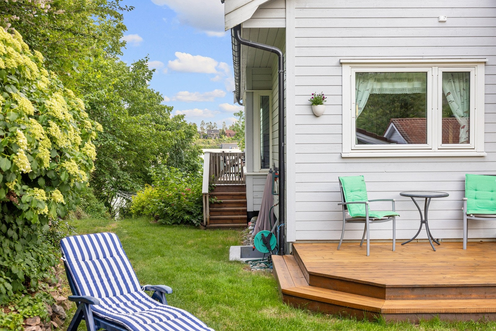 Hagen (her på fremsiden av huset) ligger skjermet til med gode solforhold. Galleribilde