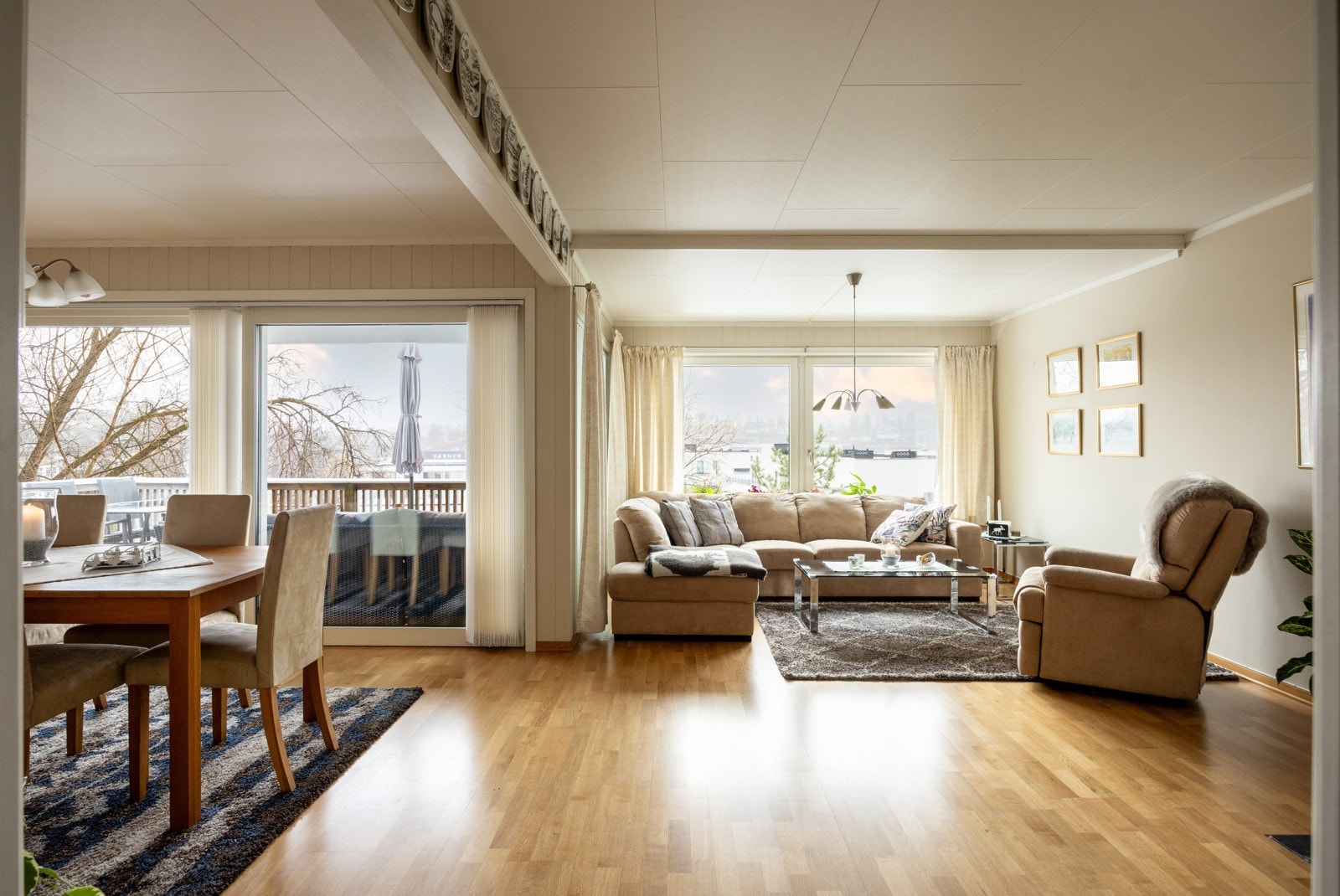 Svært lys og romslig stue med store vindusflater. Galleribilde