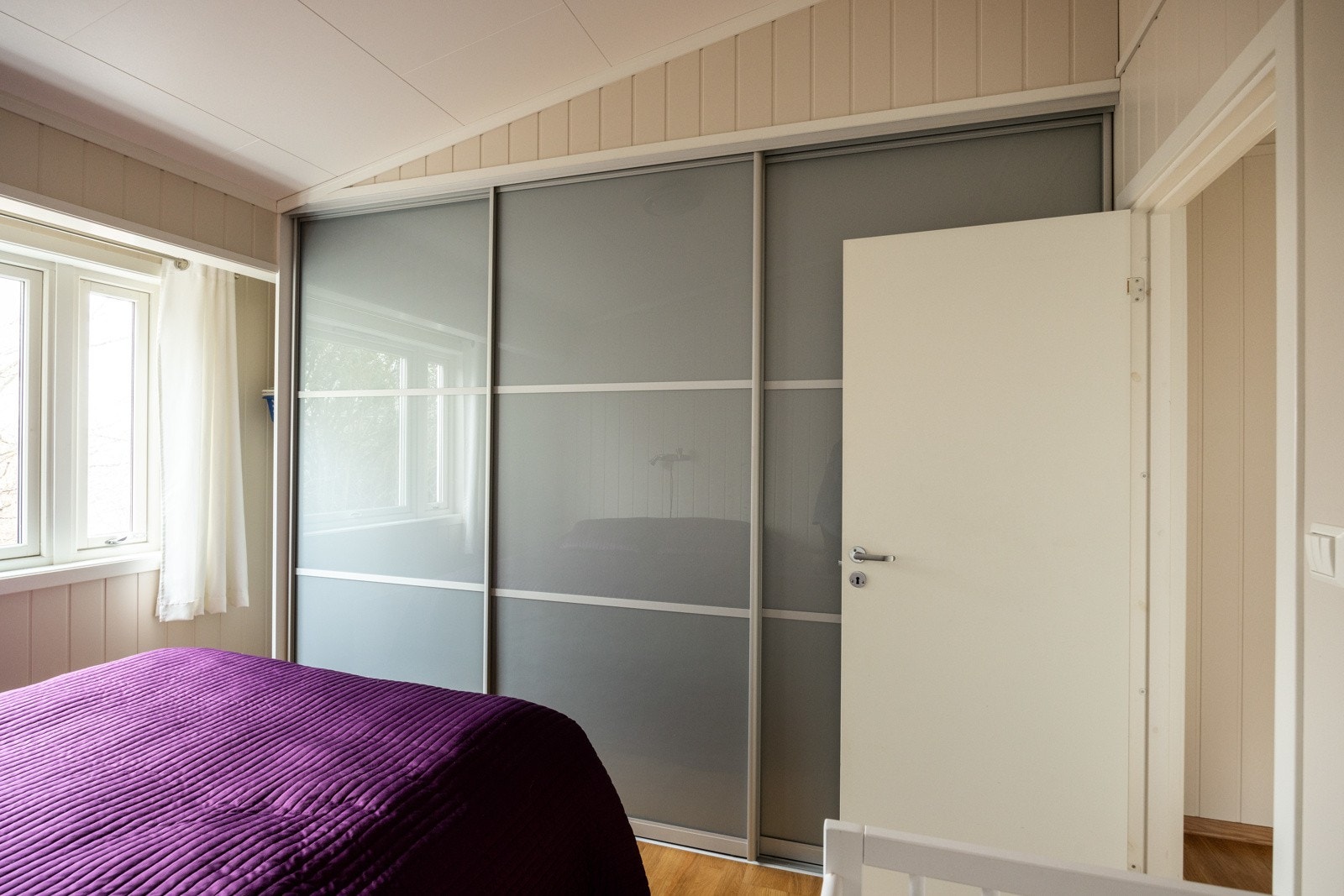 Gode oppbevaringsmuligheter i stor plasstilpasset skyvedørsgarderobe. Galleribilde