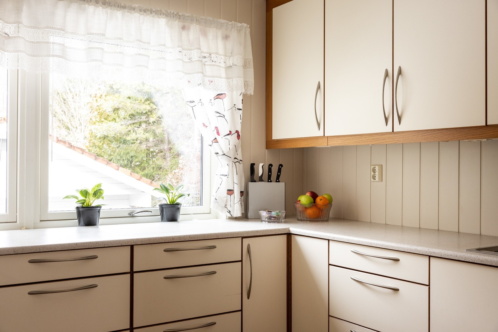 Innredningen er takhøy med hvite, glatte fronter i treramme. Galleribilde