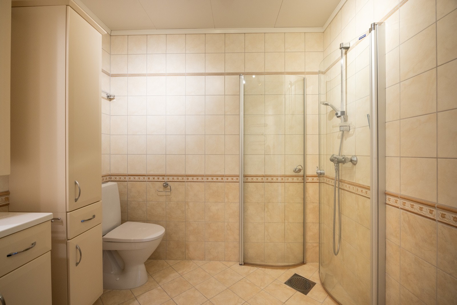 Romslig dusjhjørne med innfellbare dusjdører. Galleribilde