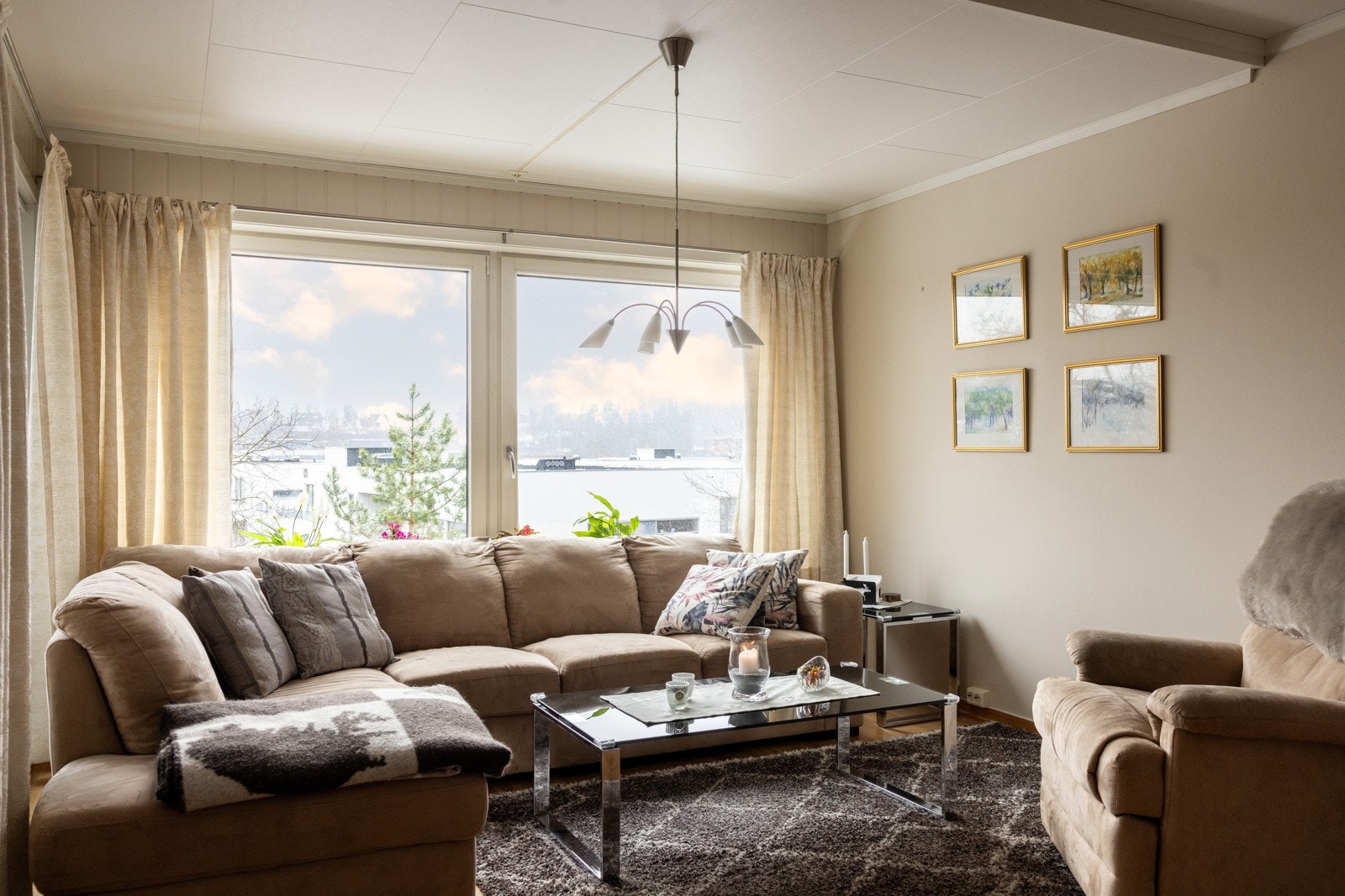 Det er montert screens på vinduene. Galleribilde