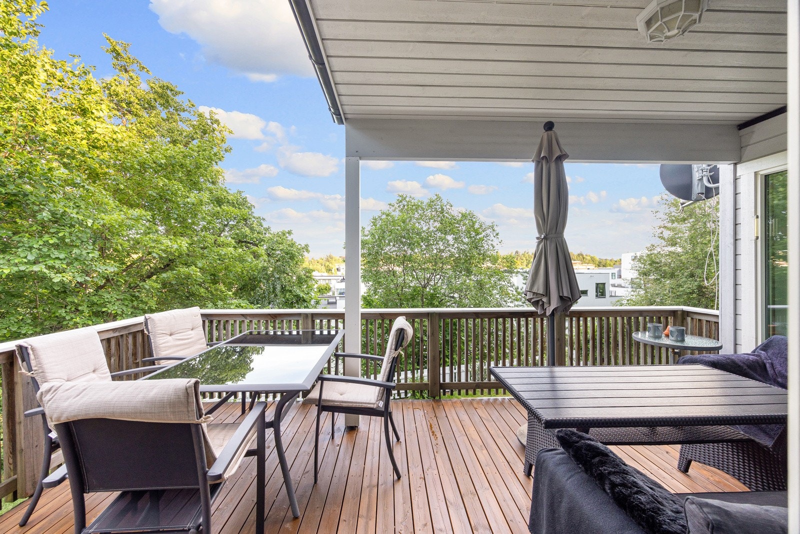 Attraktiv, tilbaketrukket beliggenhet med kort vei til offentlig kommunikasjon, dagligvare, marka og barnehage/skole. Galleribilde