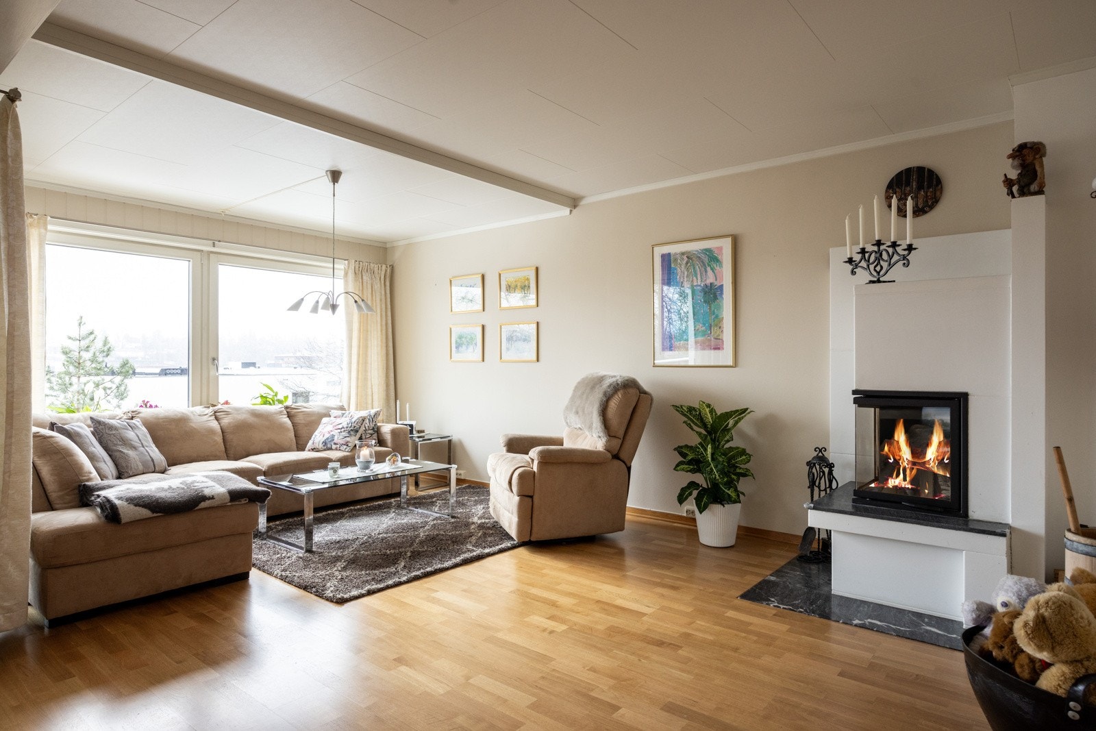 Solid familiebolig over 3 plan med bl.a. flotte uteplasser, stor dobbelgarasje og godkjent hybel. Galleribilde