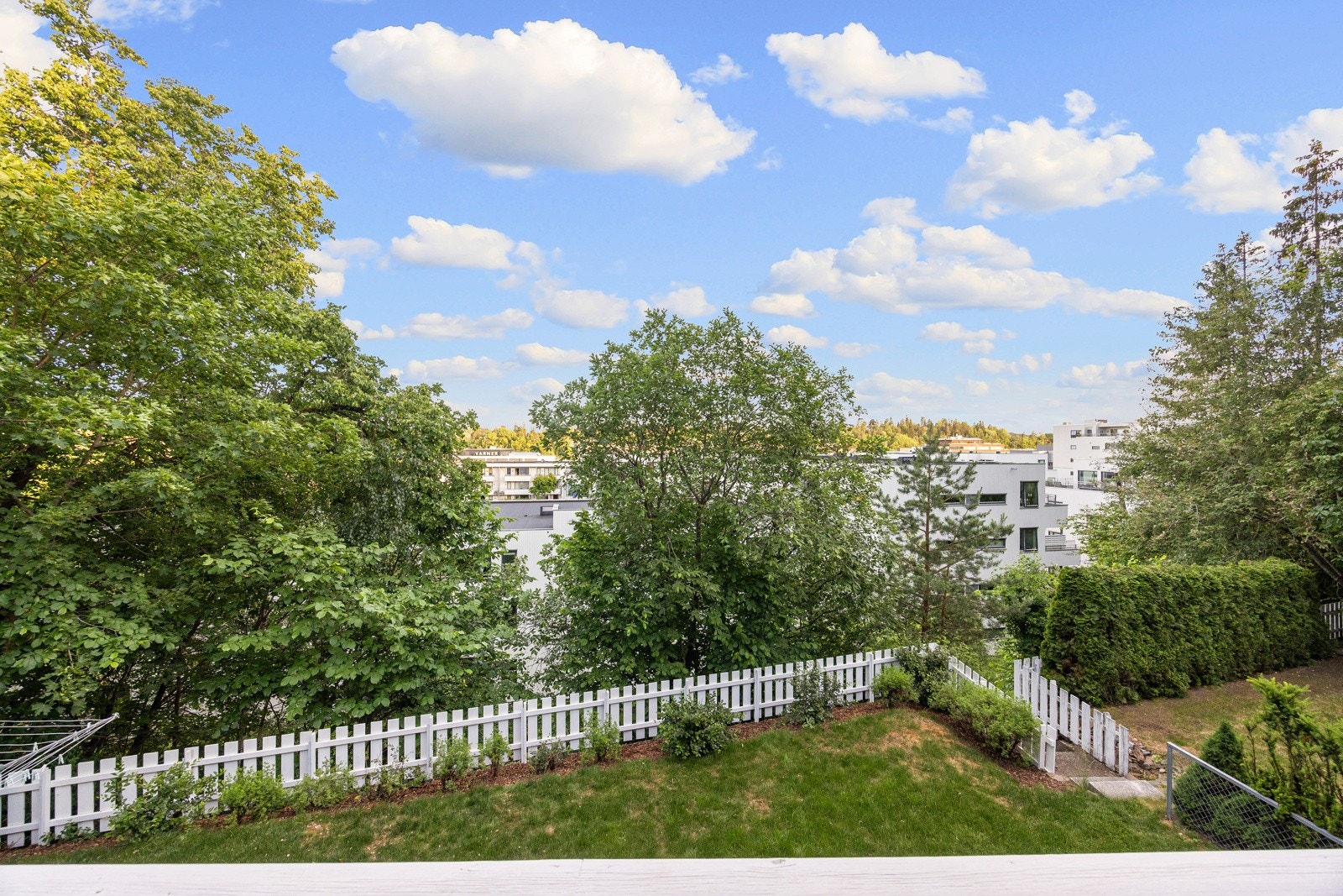 Fra terrassen er det direkte adkomst, via trapp, til en pent opparbeidet hage. Galleribilde