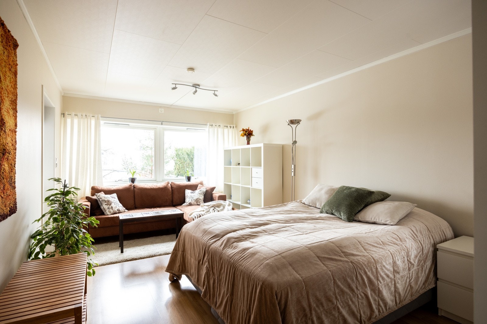 I underetasjen er det en lys og innbydende kjellerstue/soverom. Galleribilde