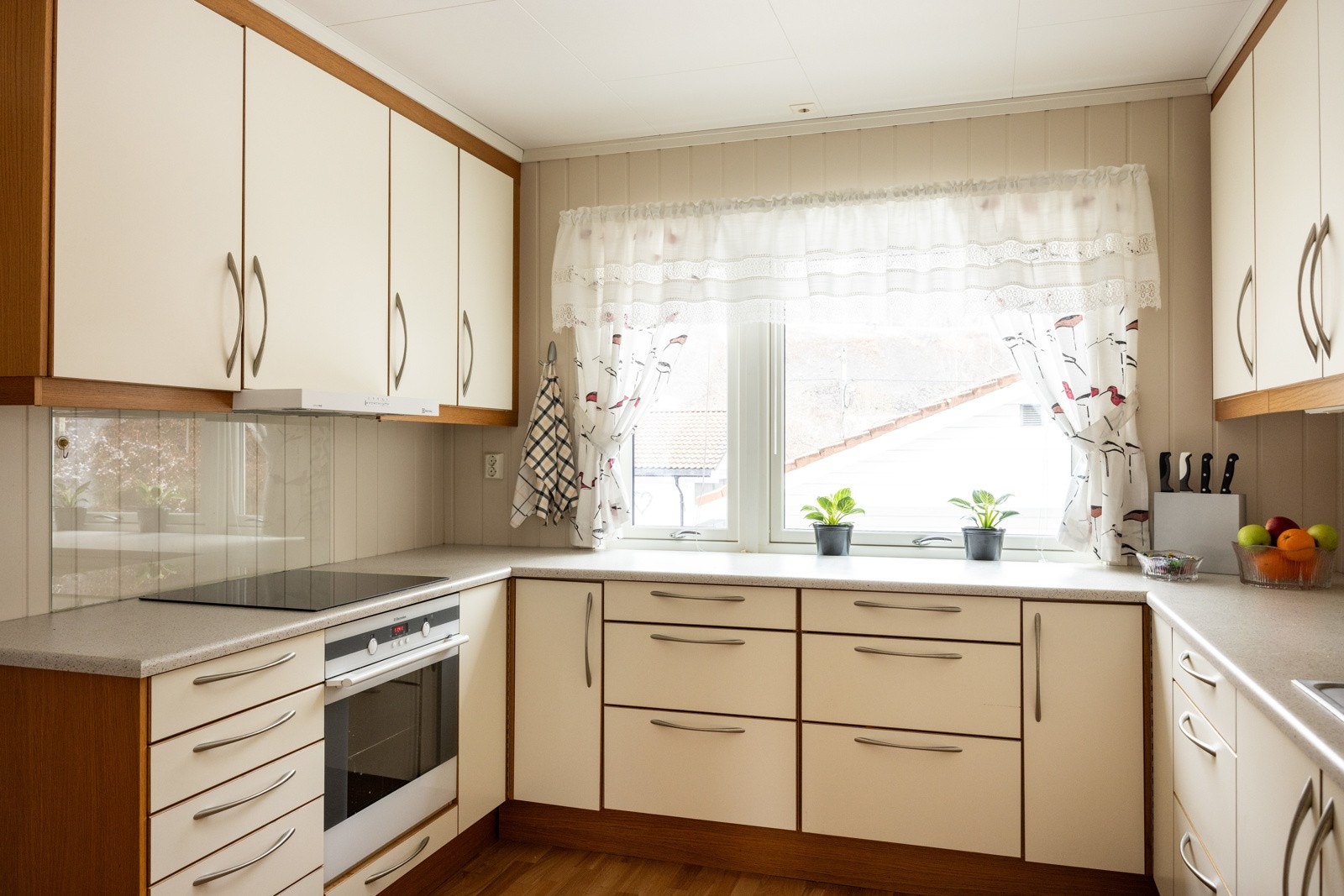 Det er integrerte hvitevarer som induksjonsplatetopp, stekeovn og oppvaskmaskin. Galleribilde