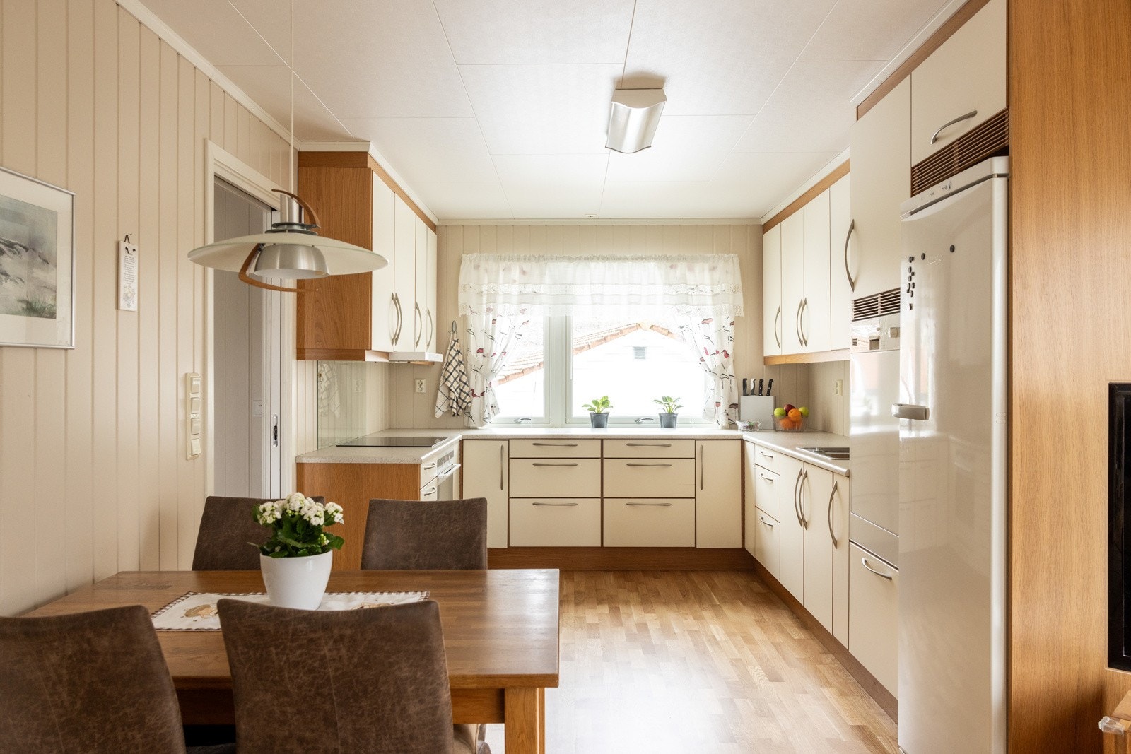 Stort og innholdsrikt kjøkken med kjøkkeninnredning fra Sigdal. Galleribilde