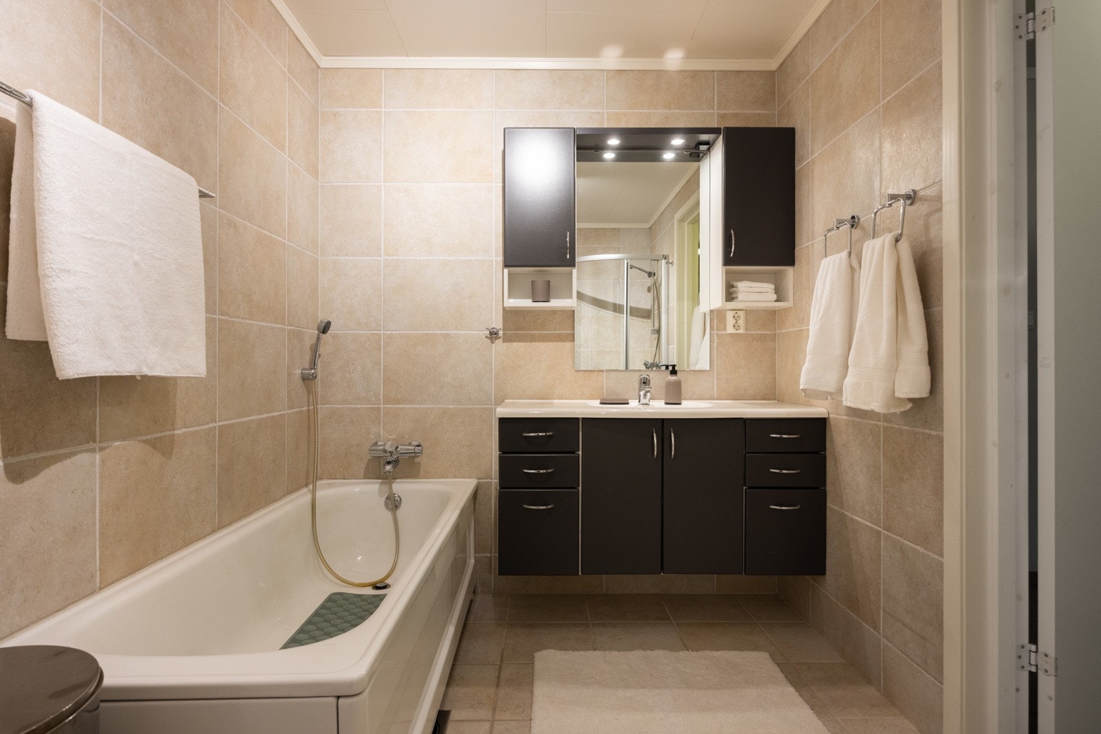 Pent flislagt bad med badekar. Galleribilde