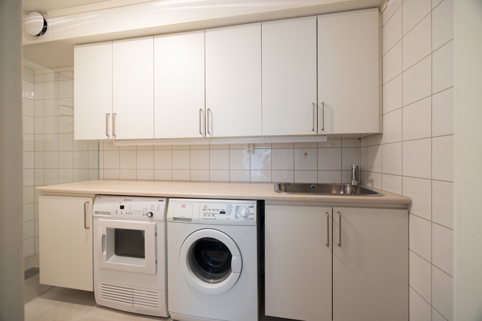 Praktisk vaskerom/bad med nytt, flislagt gulv med nye varmekabler fra 2024. Galleribilde