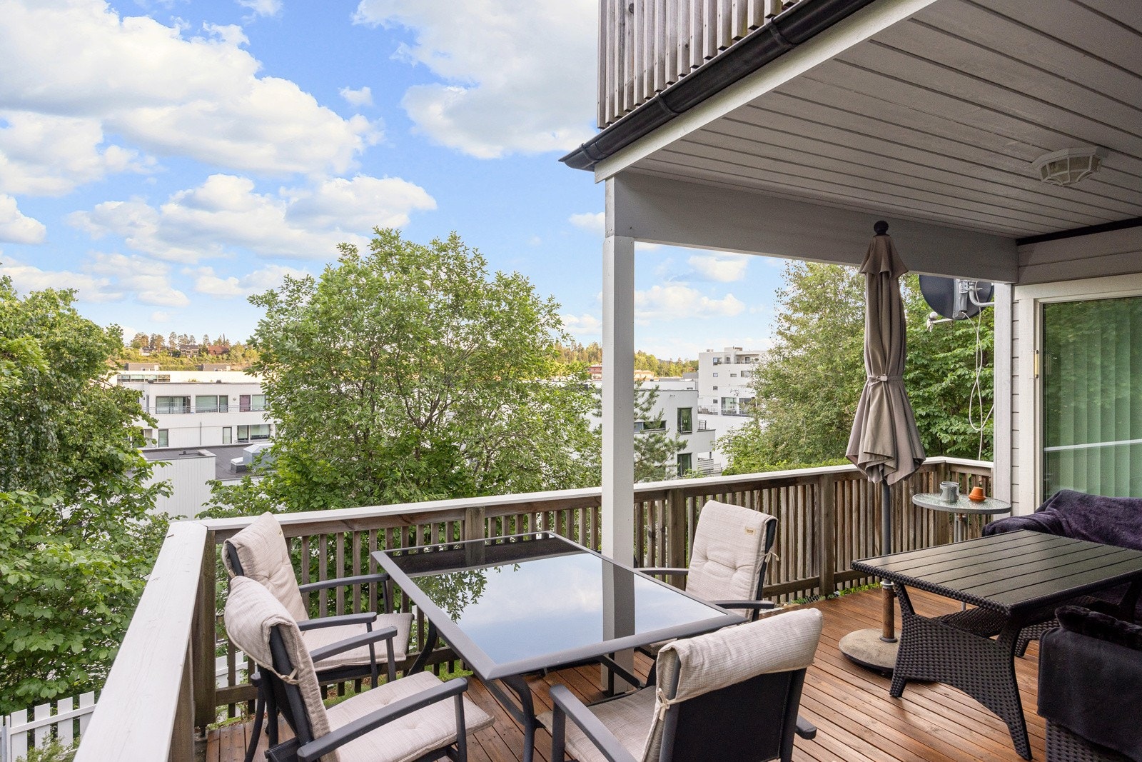 Boligen har totalt 4 terrasser, 3 mot syd og 1 mot nordøst. Galleribilde