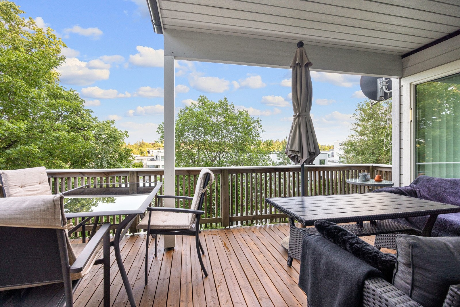 Fra stuen er det utgang til stor terrasse på ca. 19 kvm. Galleribilde