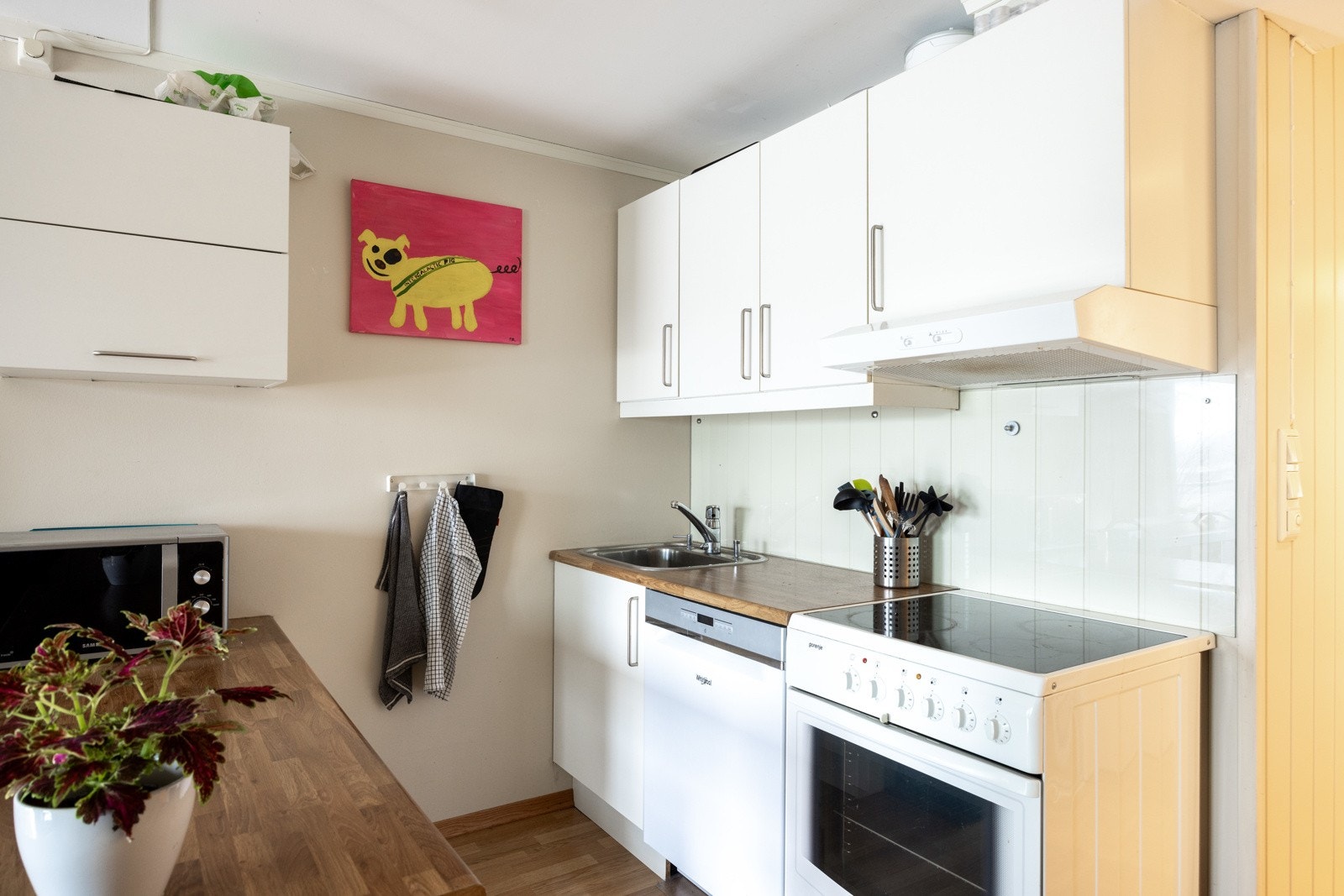 Det er eget sikringsskap og varmtvannstank til hybelen. Galleribilde