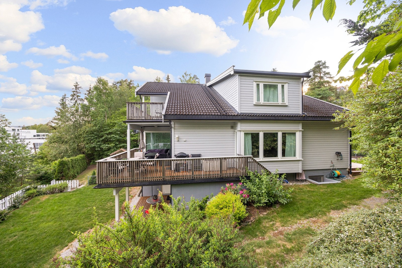 Fasade og hage. Galleribilde