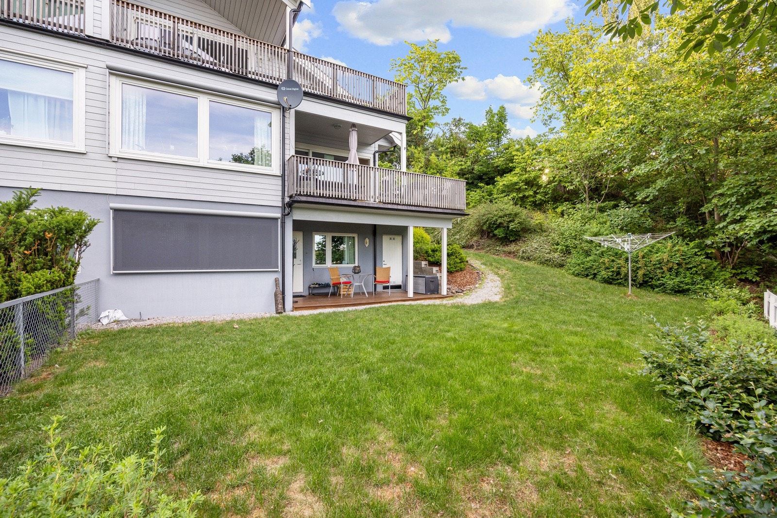 Stor og flat hage. Galleribilde