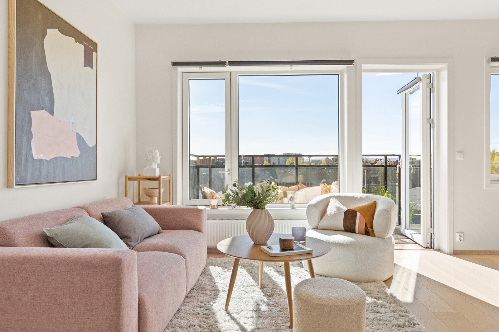 Stuen fremstår som lys og innbydende, med god plass til sofagruppe og øvrig møblement Galleribilde