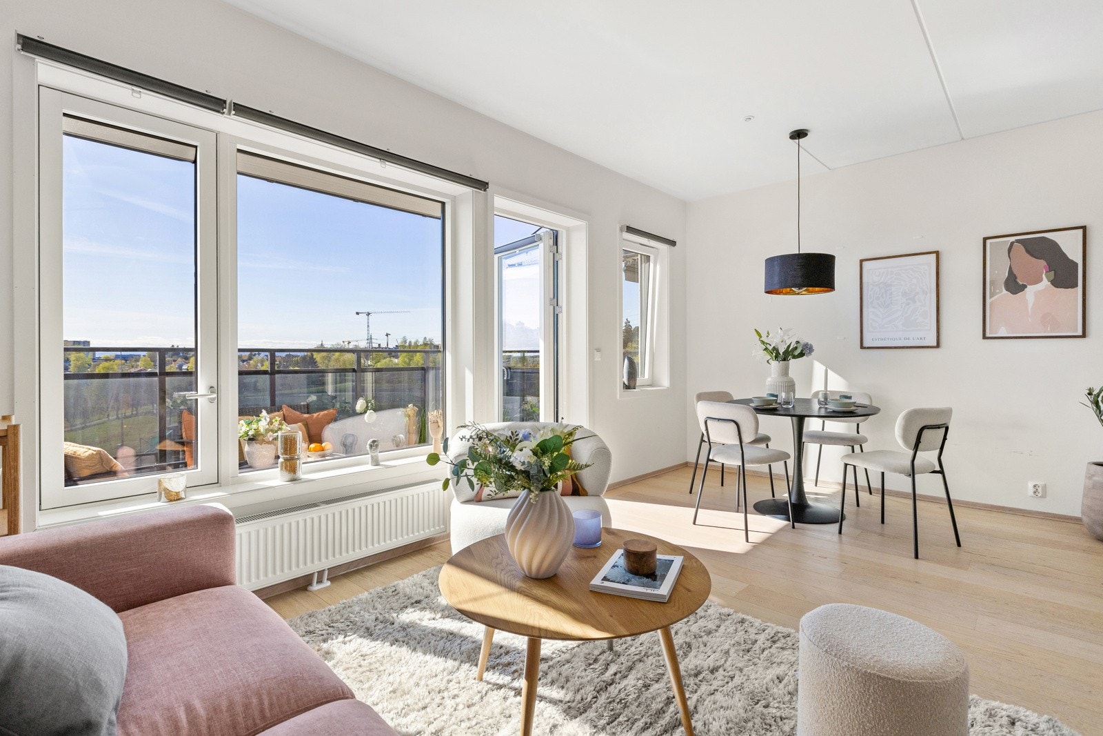 Store vindusflater slipper inn rikelig med naturlig dagslys, noe som forsterker den gode romfølelsen. Galleribilde