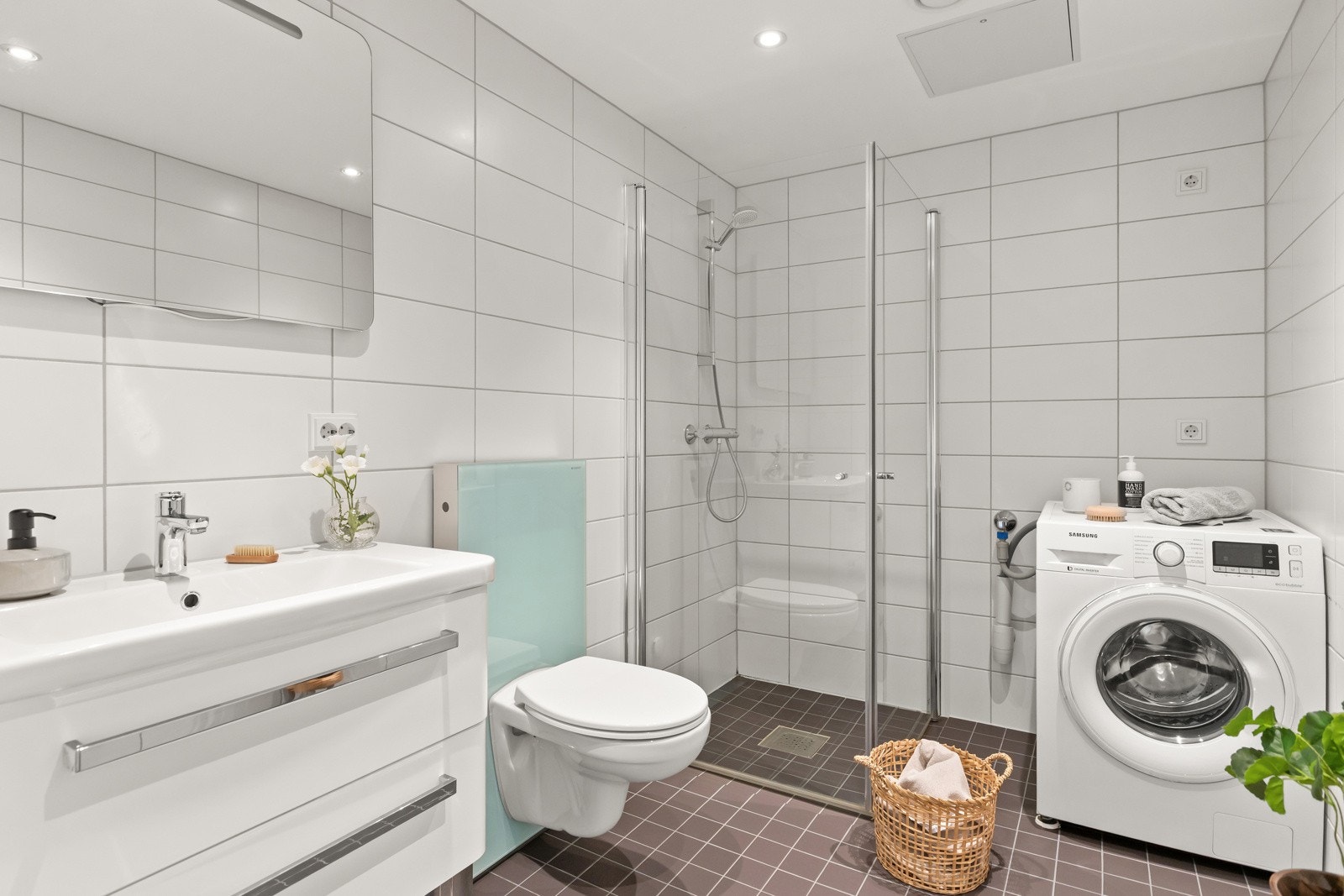 Badet er fra byggeåret og holder en god standard. Gulv og vegger er flislagte, og det er installert varmekabler i gulvet for økt komfort. Galleribilde