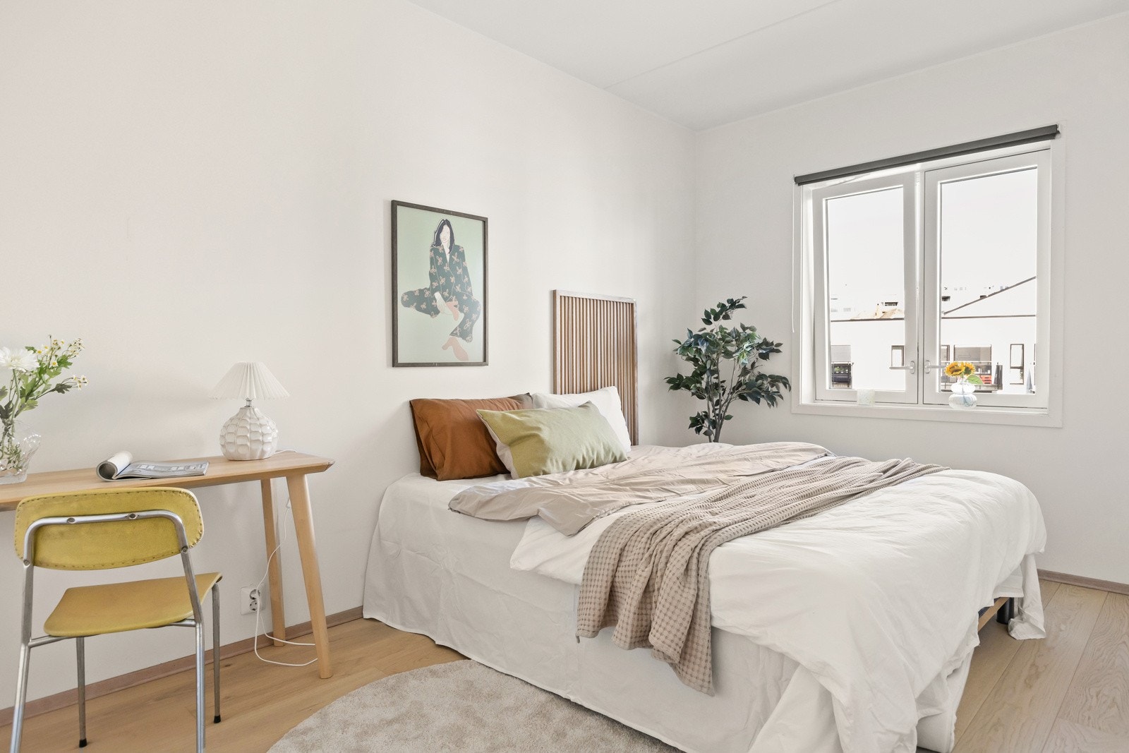 Hovedsoverommet er lyst og luftig med god plass til dobbeltseng, nattbord, kommode og eventuelt arbeidsplass. Galleribilde