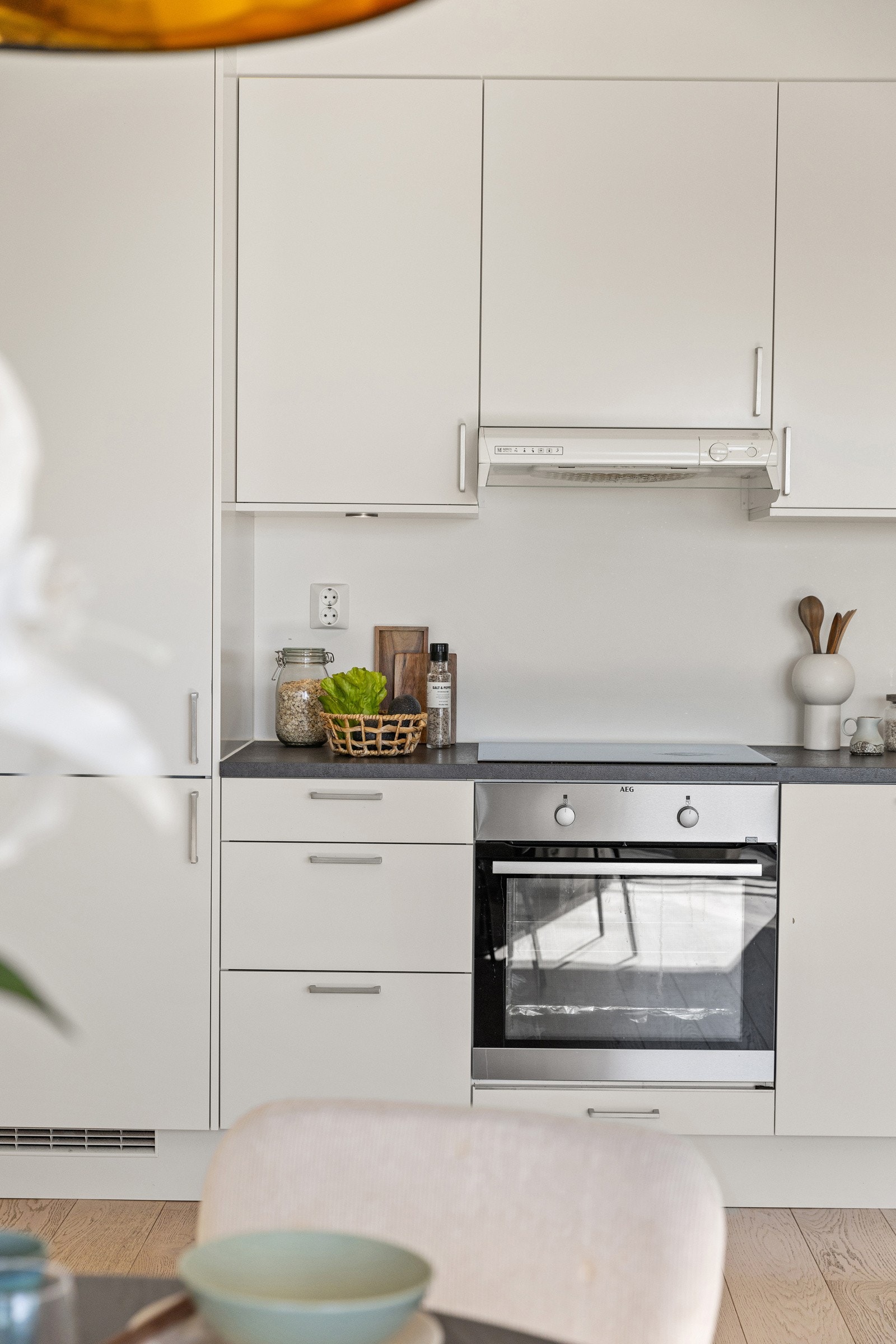 Innredningen er fra Norema og holder en tidløs stil med glatte fronter og laminert benkeplate med nedfelt oppvaskkum i rustfritt stål. Det er belysning under overskapene for optimal arbeidslys. Galleribilde