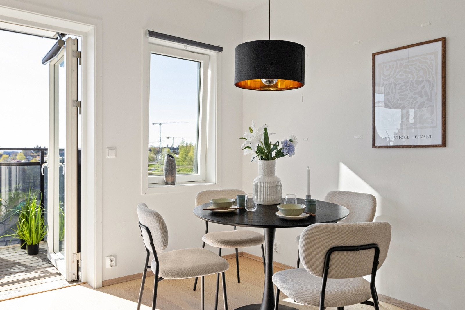 Det er god plass for møblering av en trivelig spisegruppe. Galleribilde